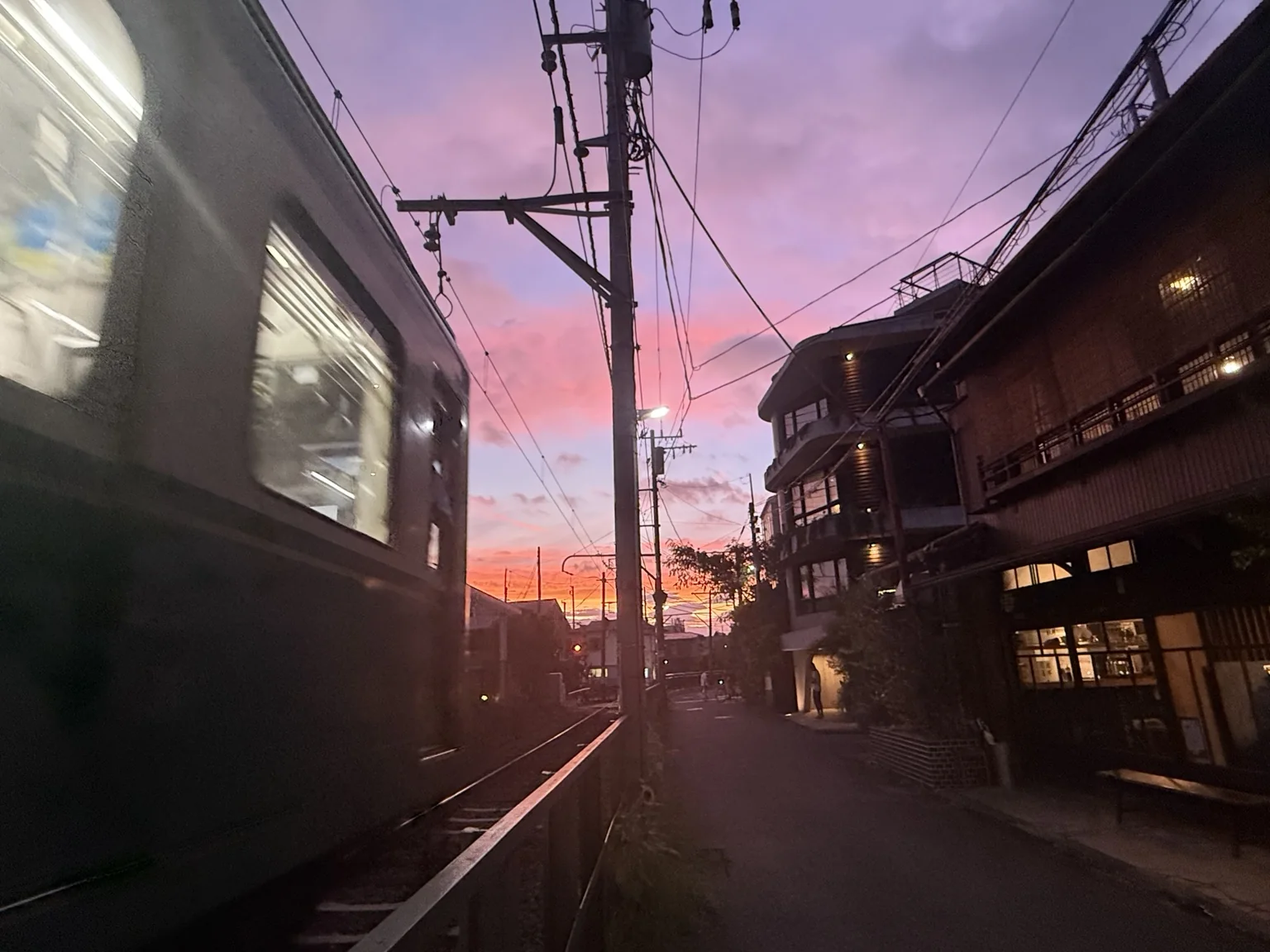 夕景の街を走る江ノ電