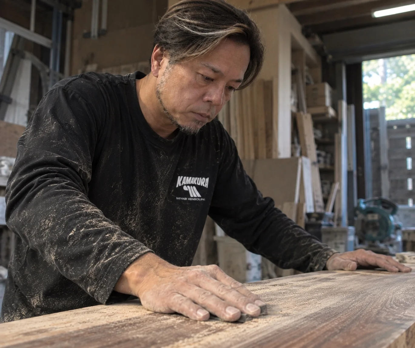 木部を研磨する鎌倉雅建装の職人